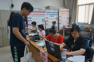 學生的錢最好掙,各方把目標瞄準了學生,學校也要分一杯羹嗎?