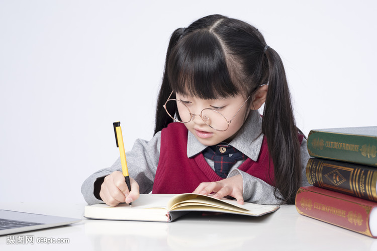 認真寫作業的小女孩